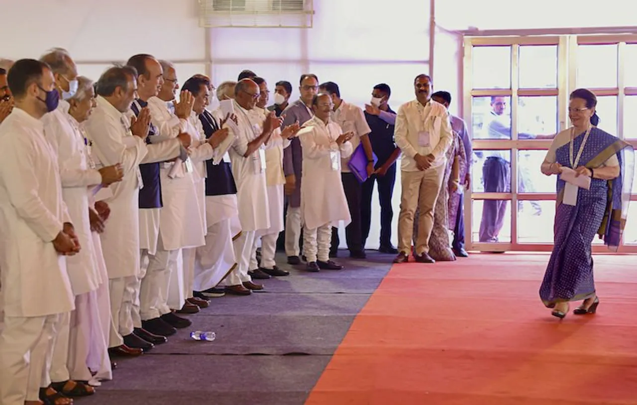 Sonia Gandhi greeted by Congress leaders at Udaipur Nav Sankal Shivir