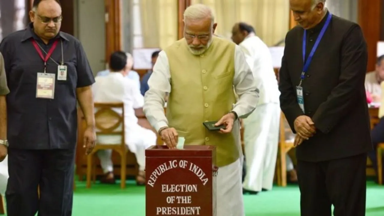 Prime Minister casting his vote for President in 2017 (File photo)