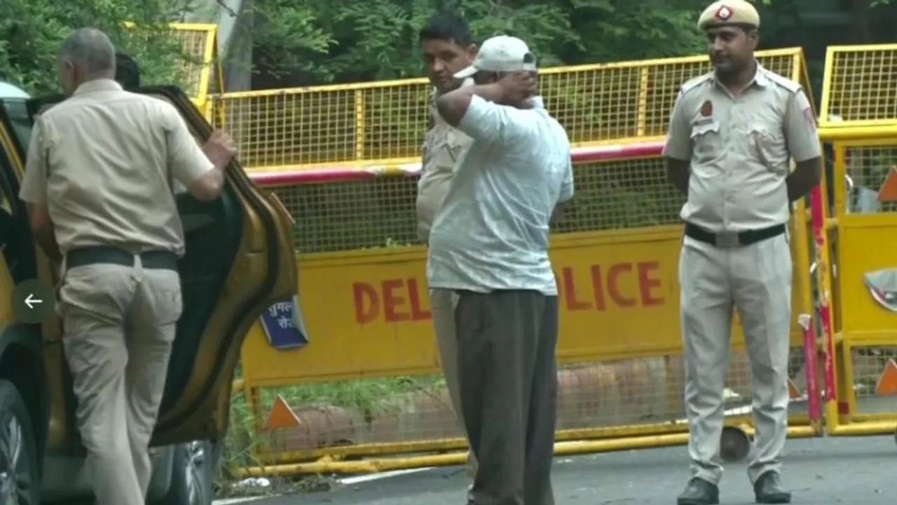 Delhi police puts up barricades outside AICC headquarters