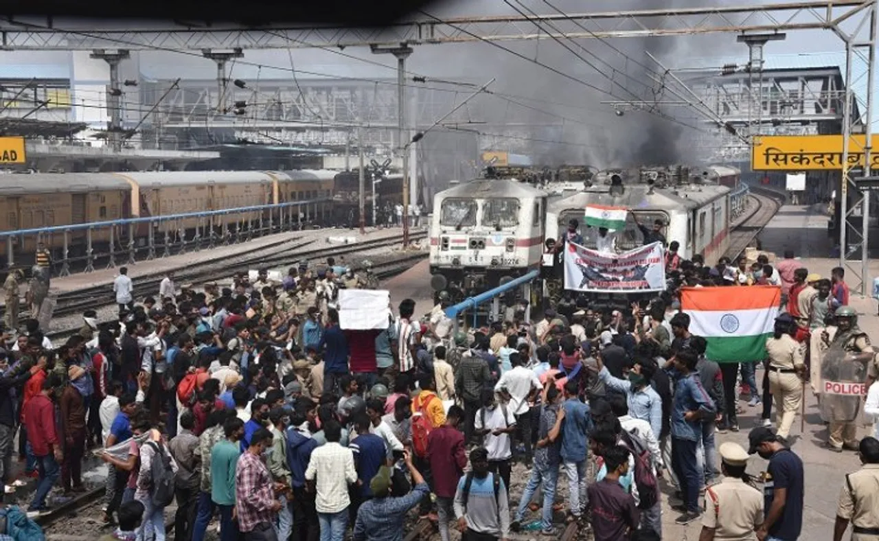 Protestors torch train in Secunderabad against Agnipath scheme (File photo)