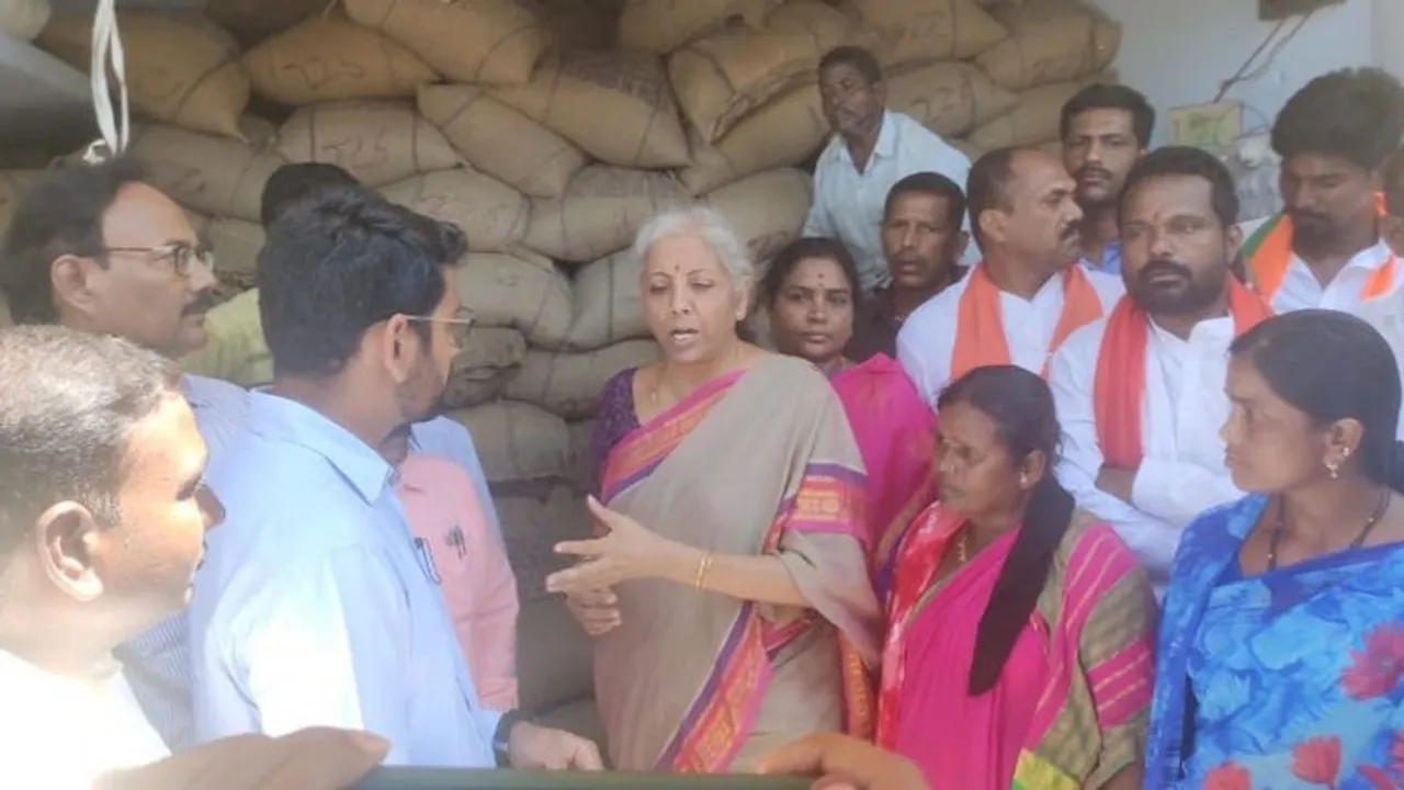 Nirmala Sitharaman reprimanding Kamareddy District Collector