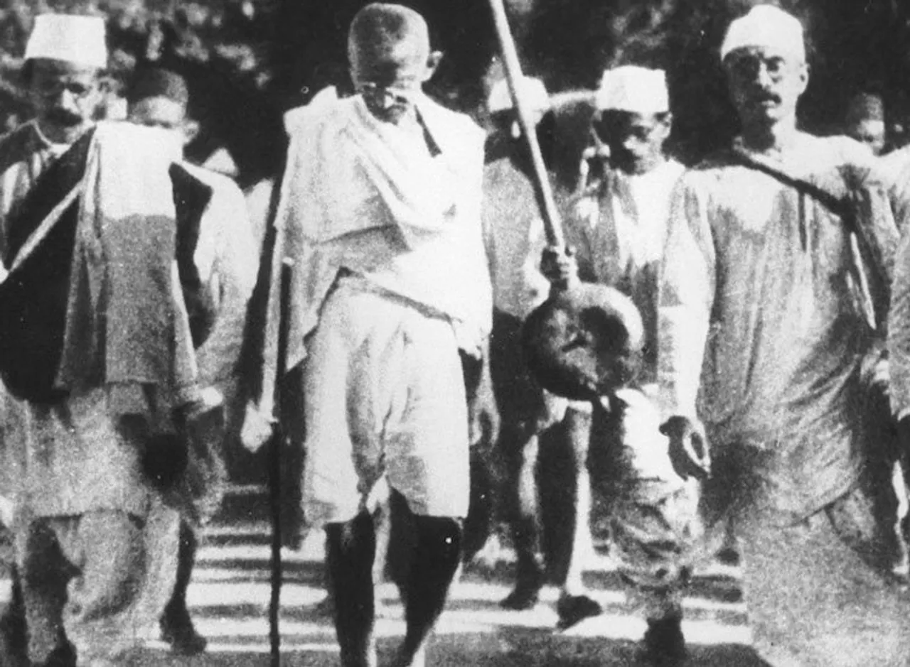 Mahatma Gandhi on Dandi yatra