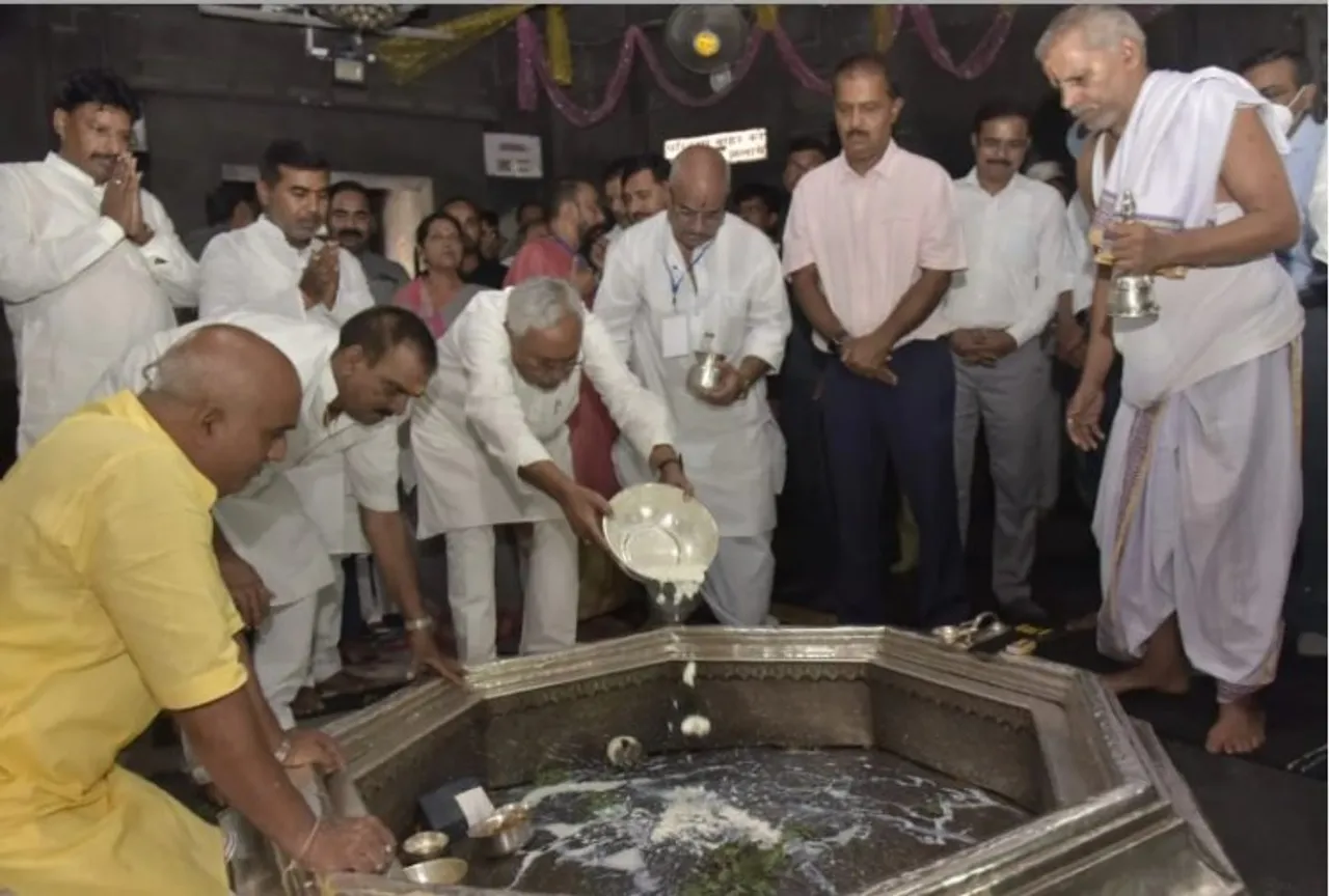 Mohd Israil Mansuri, a RJD MLA, at Vishnupad Temple with Nitish Kumar (File photo)