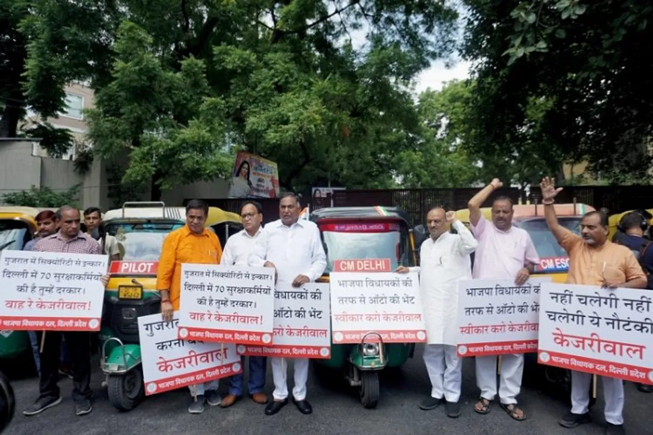 Delhi BJP Leaders gifting auto rickshaw to Arvind Kejriwal
