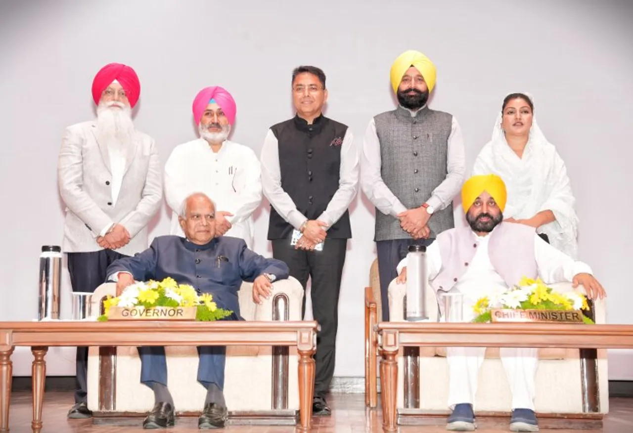 Punjab Chief Minister and Governor with newly inducted Cabinet ministers 