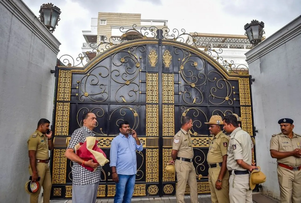 ACB officials at Karnalata Congress MLA Zameer Ahmed Khan's house