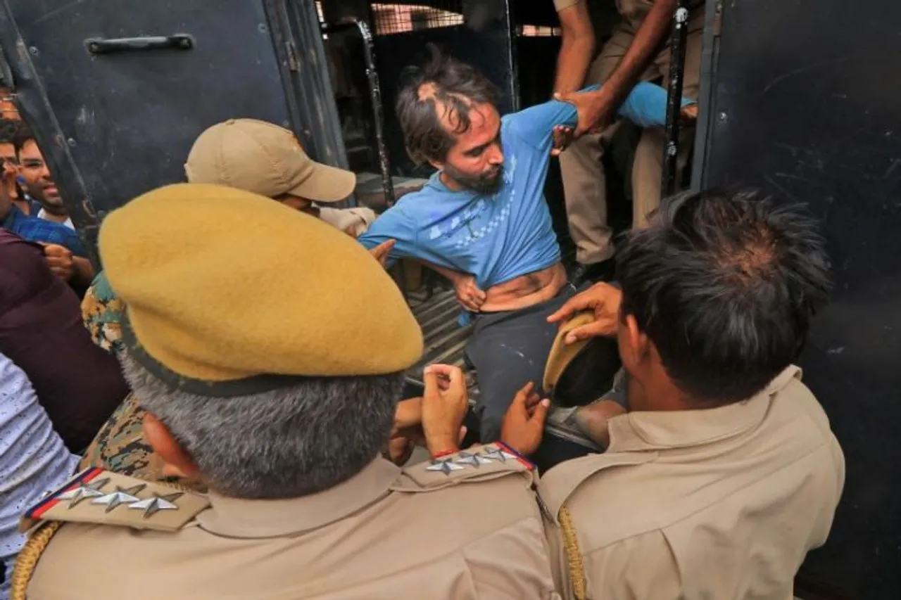 Udaipur killing murderer roughed up by  commoners when taken in custody by Rajasthan Police outside Udaipur court