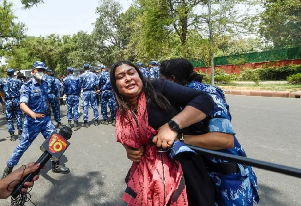 Police detain Congress leader Ragini Naik during a protest outside the AICC office against summoning of party leader Rahul Gandhi by the Enforcement Directorate