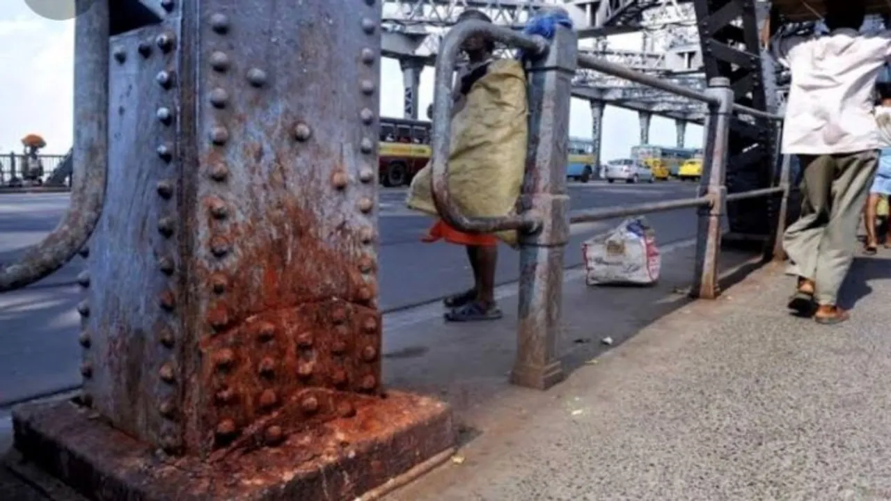 Tobacco-stained photos of Howrah bridge