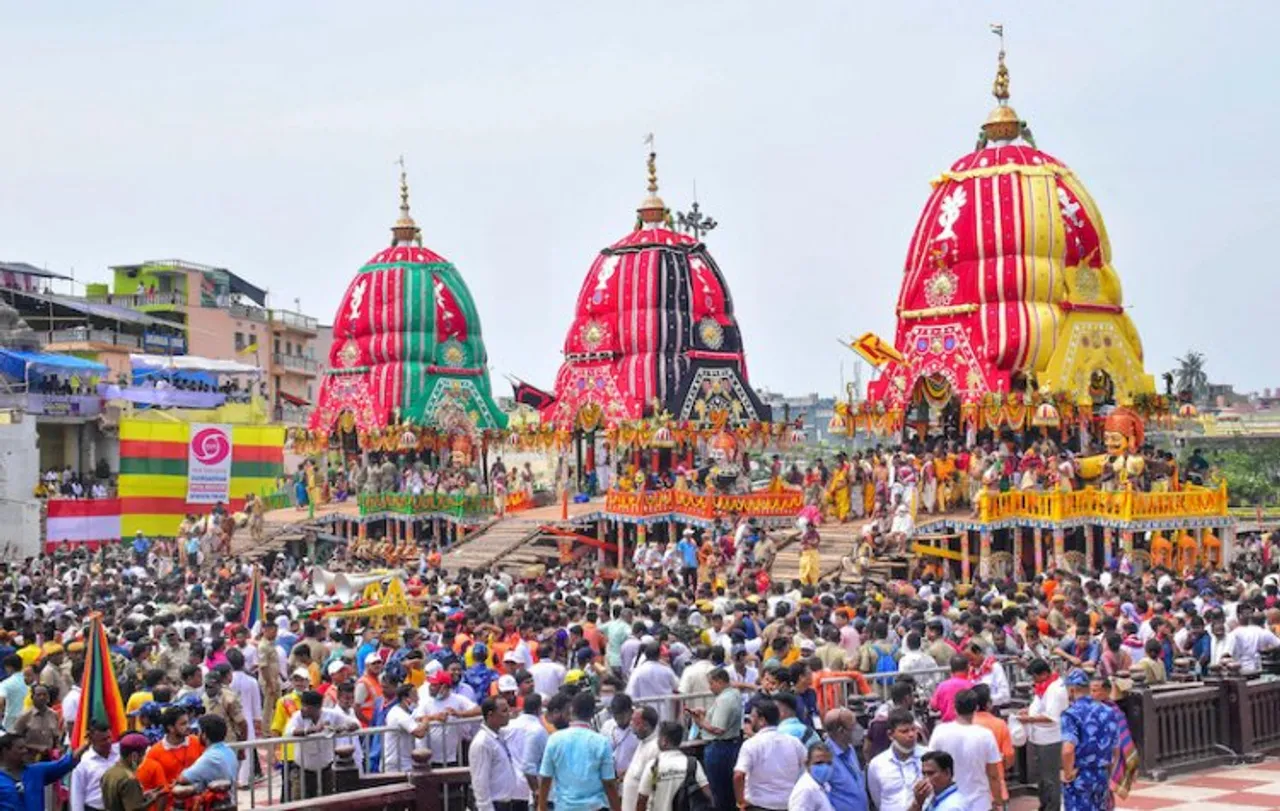 Osisha guv, CM pull Lord Jagannath's chariot amid sea of devotees