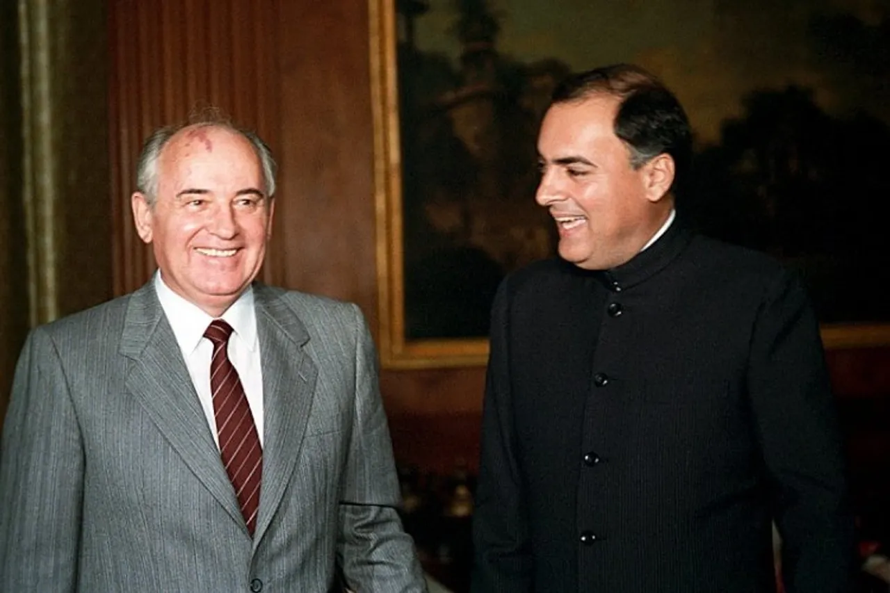 Mikhail Gorbachev with Rajiv Gandhi (File photo)