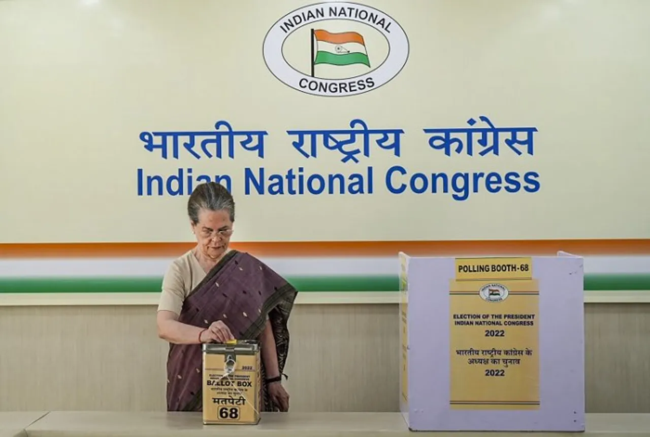 Sonia Gandhi casting her vote