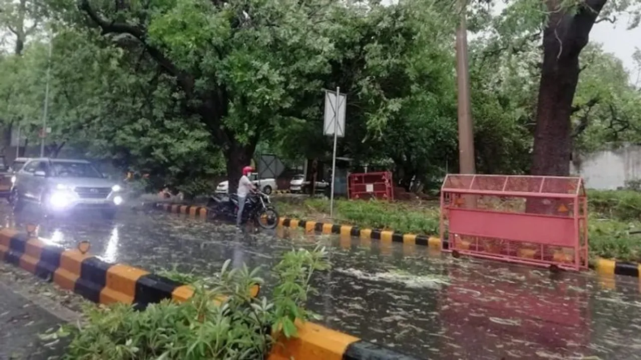 Heavy rains lash parts of Delhi; more likely during the day