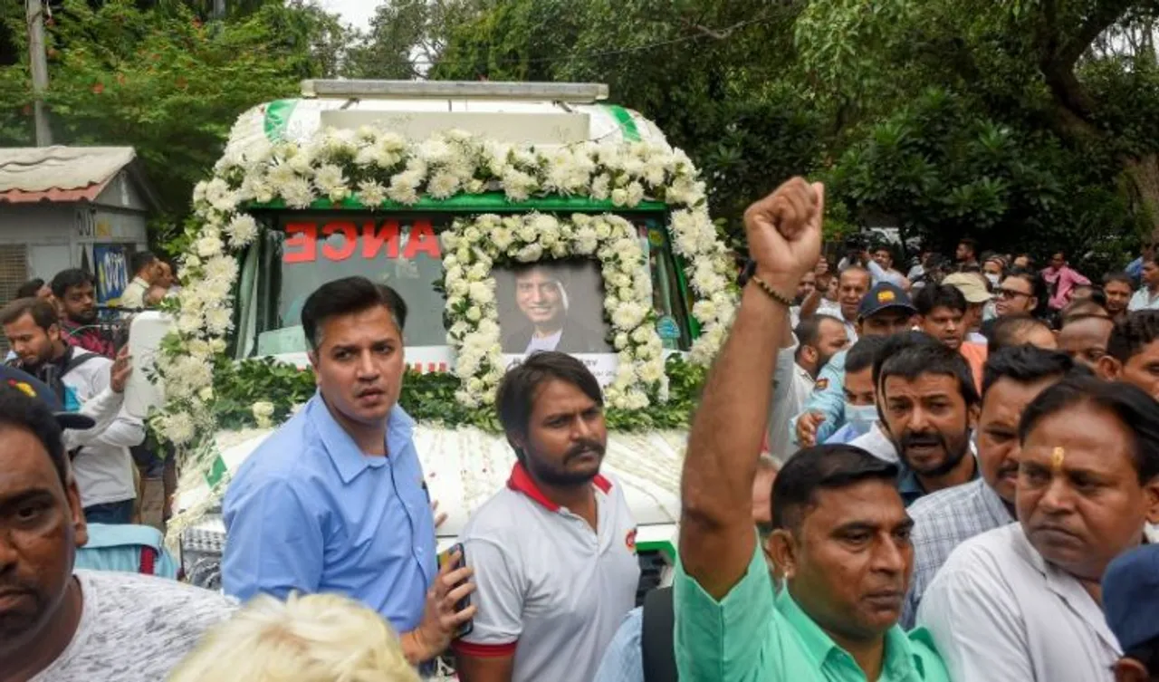  Mortal remains of comedian Raju Srivastava being carried in an ambulance for cremation at Nigambodh Ghat in New Delhi, Thursday, Sept. 22, 2022. Srivastava passed away at the age of 58 after being hospitalised for more than 40 days in Delhi