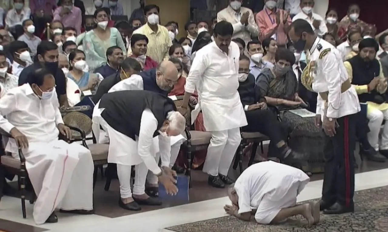 Standing ovation to 125 year old yoga guru Swami Sivananda as he receives Padma Shri