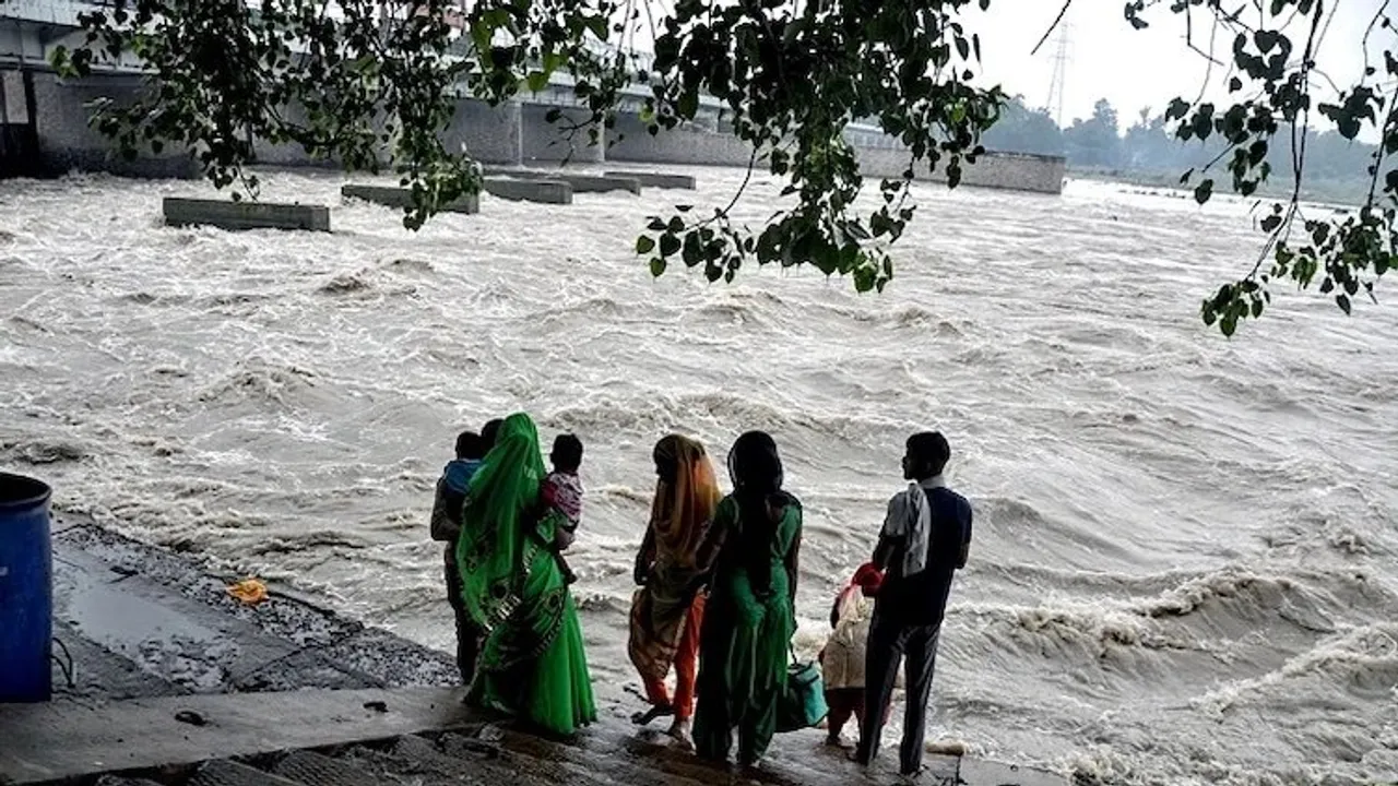 14 cars swept away, 50 picnickers rush to safety after  sudden surge in Khargone river water
