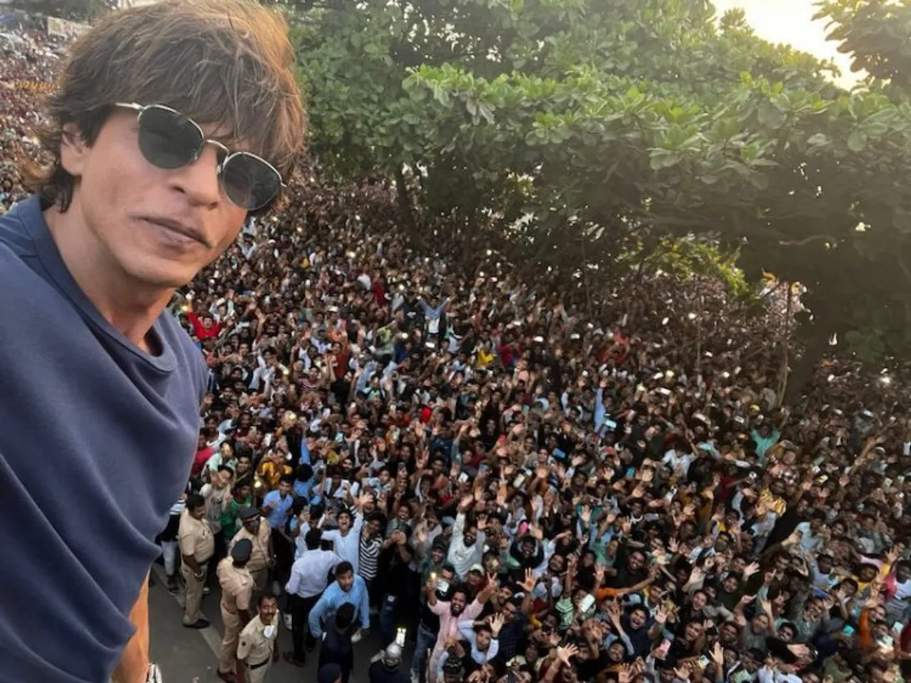 Shah Rukh greets fans on Eid outside Mannat