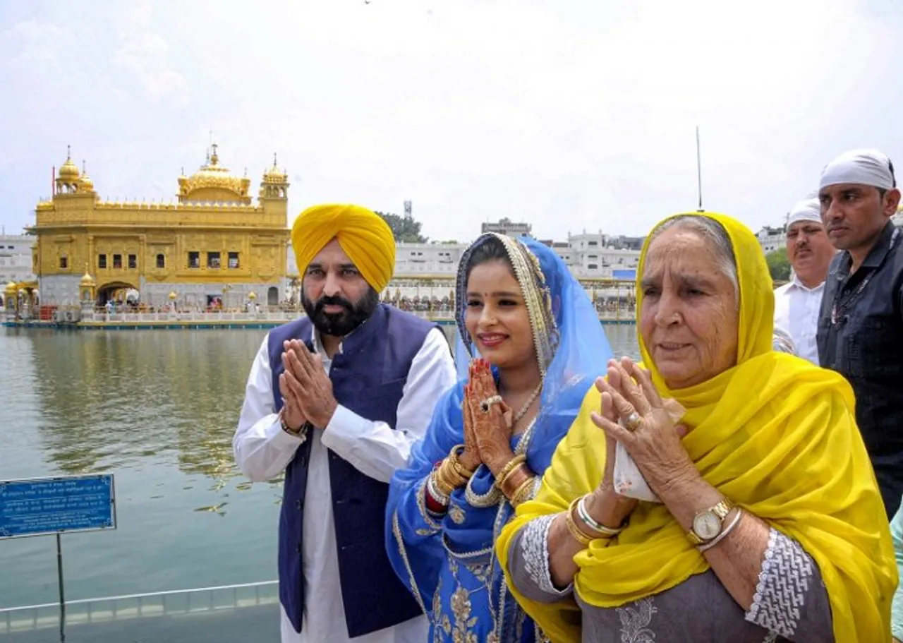 Punjab Chief Minister Bhagwant with his wife Gurpreet Kaur and mother offers prayers during his visit to Golden Temple, in Amritsar