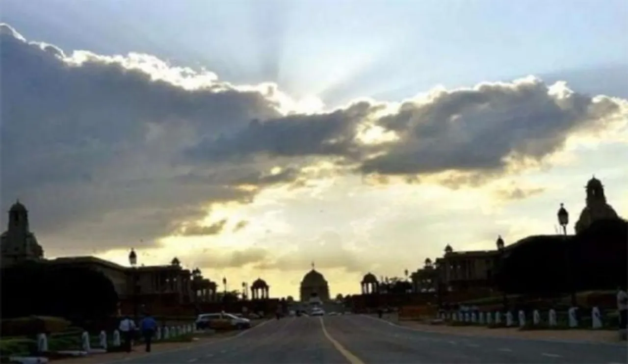 Cloudy skies, intermittent rain in Delhi to keep heat wave at bay