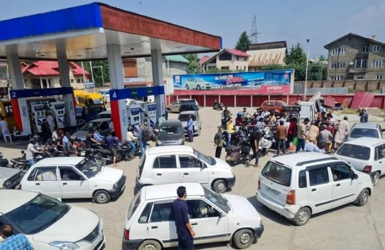 Huge rush for refilling vehicles in Kashmir amid rumours of fuel shortage