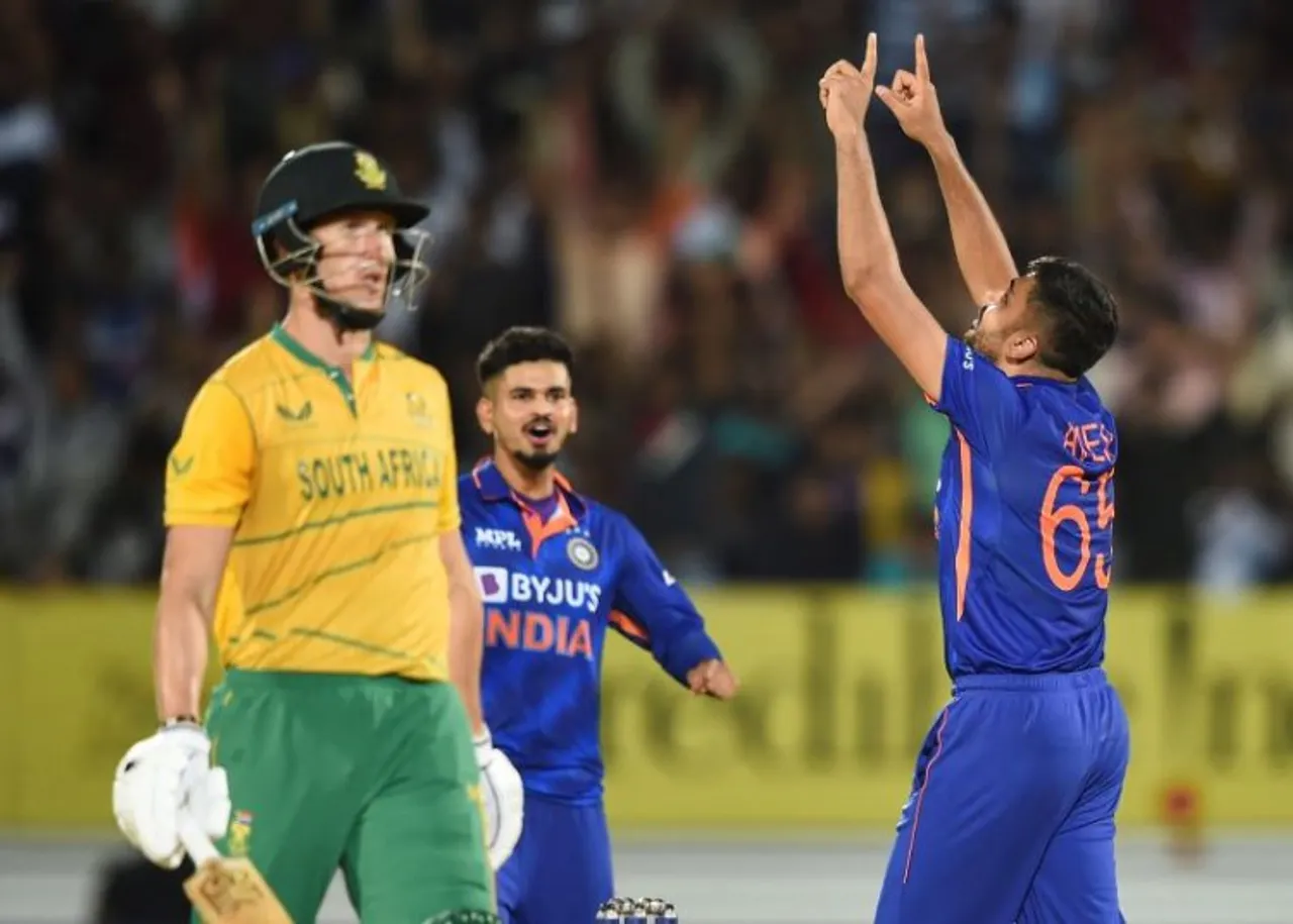  Indian bowler Avesh Khan celebrates the wicket of South African batsman Dwaine Pretorius, during the 4th T20 cricket match