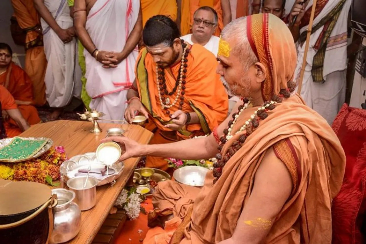 Swami Avimukteshwaranand, who was on a fast over Gyanvapi mosque issue, breaks his fast after offering puja