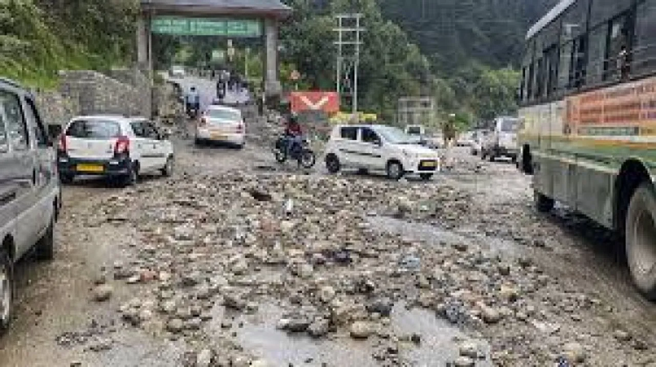 Flash flood leads to road blockade in Lahaul-Spiti