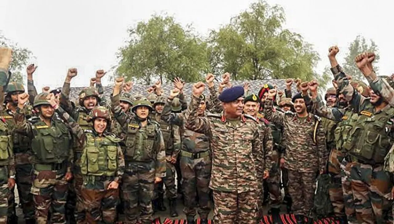 Chief of the Army Staff General Manoj Pande with soldiers during his visit to the forward areas of Poonch & Rajouri Sectors to review the operational preparedness along the Line of Control (LoC)