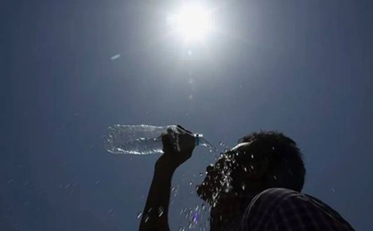 North India continues to reel under intense heat wave condition; heavy rains lash Tamil Nadu, Kerala