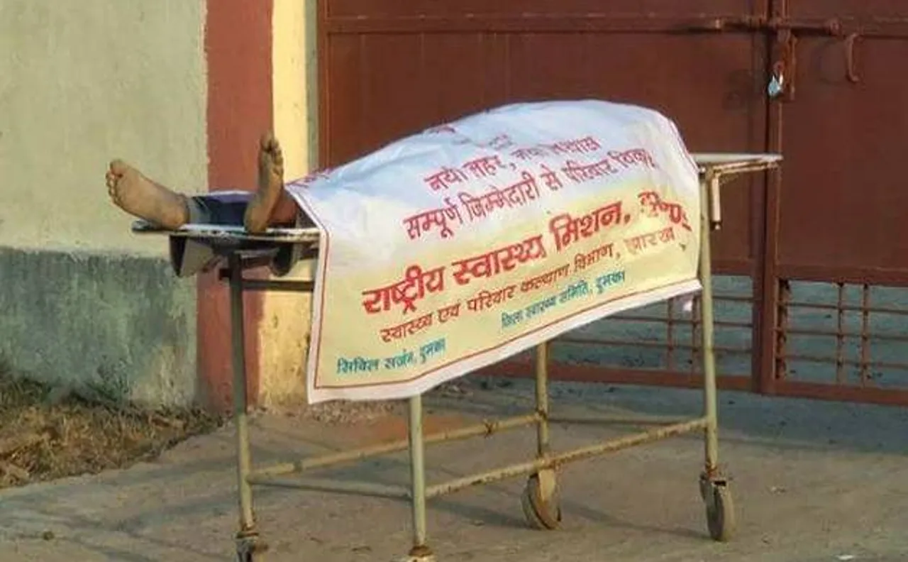 Watch video | Jharkhand hospital wraps dead tribal youth with govt adv poster