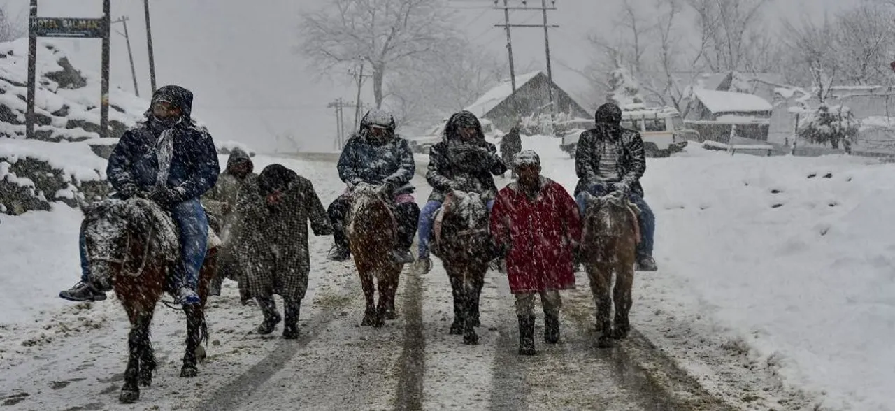 Kashmir receives first snowfall of 2019, over 300 vehicles stranded