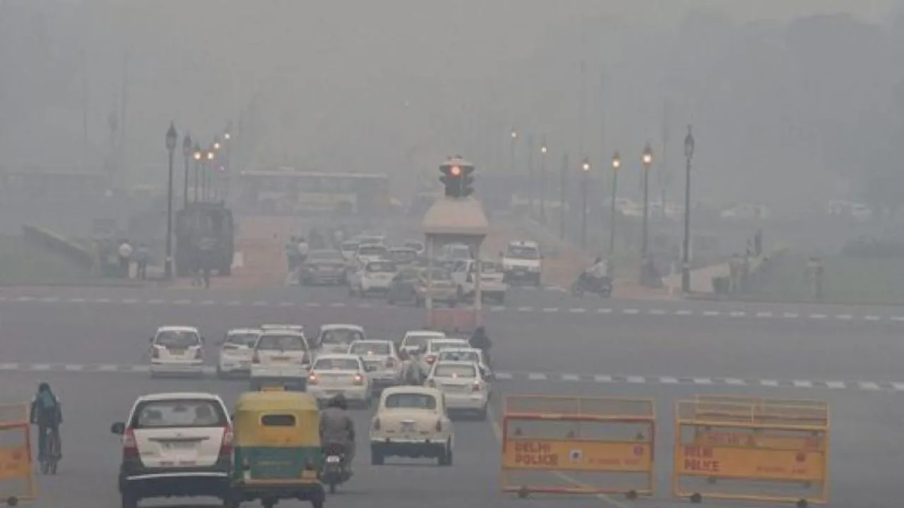 Delhiites Wake Up To Thick Layer Of Smog As Cityâ€™s Air Quality Dips