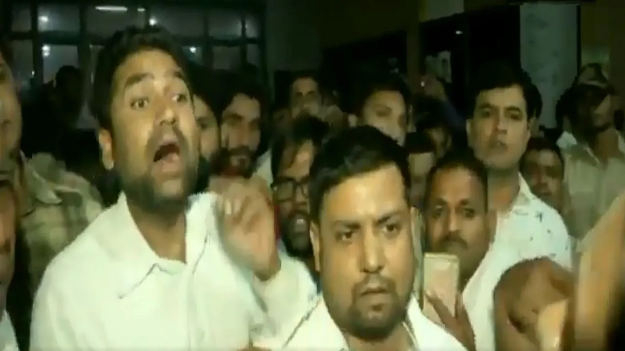 VIDEO | Verbal spat between Delhi lawyers, ANI woman journalist after CM Kejriwal reaches St Stephen's Hospital