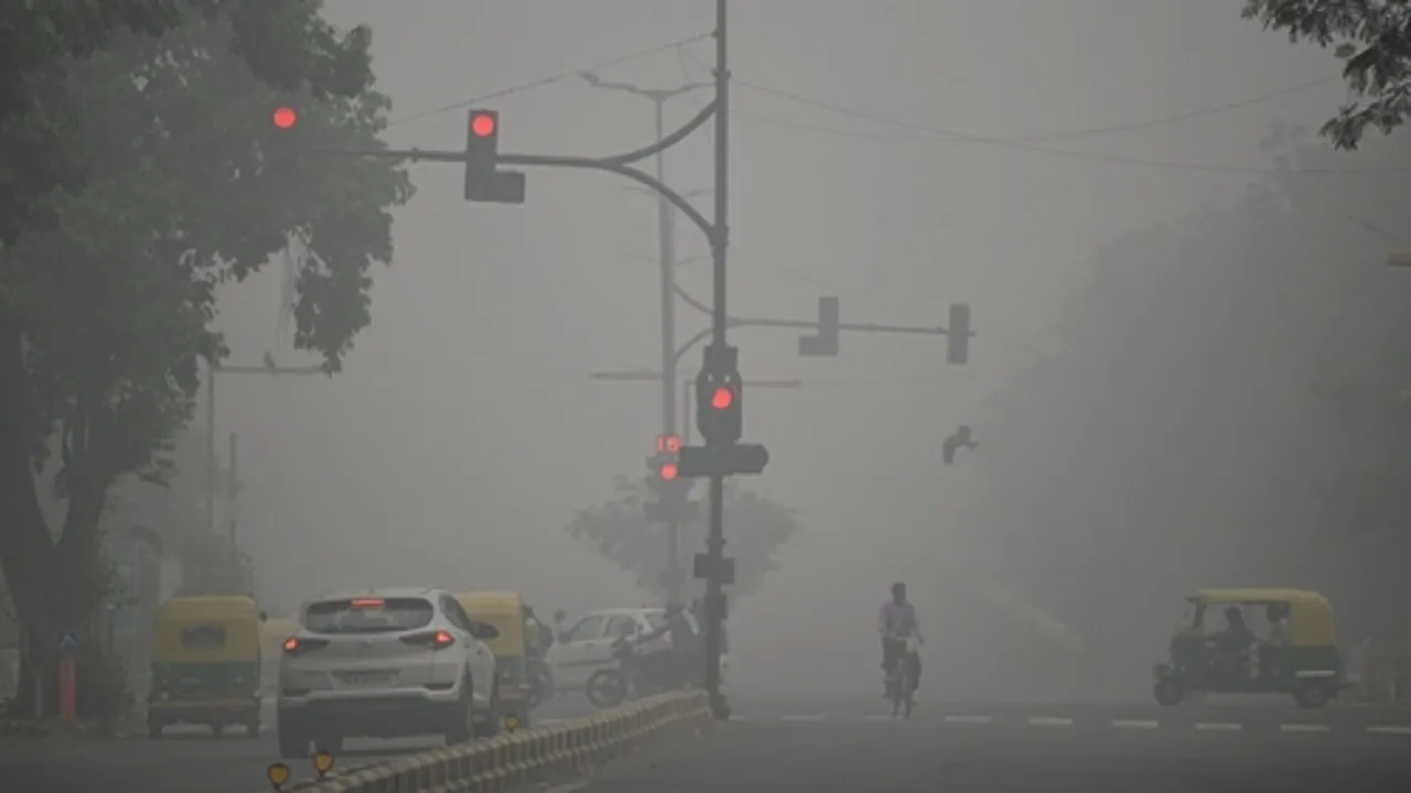 Delhi Air Pollution दिल्ली की हवा में घुटने लगा दम, कई इलाकों में AQI