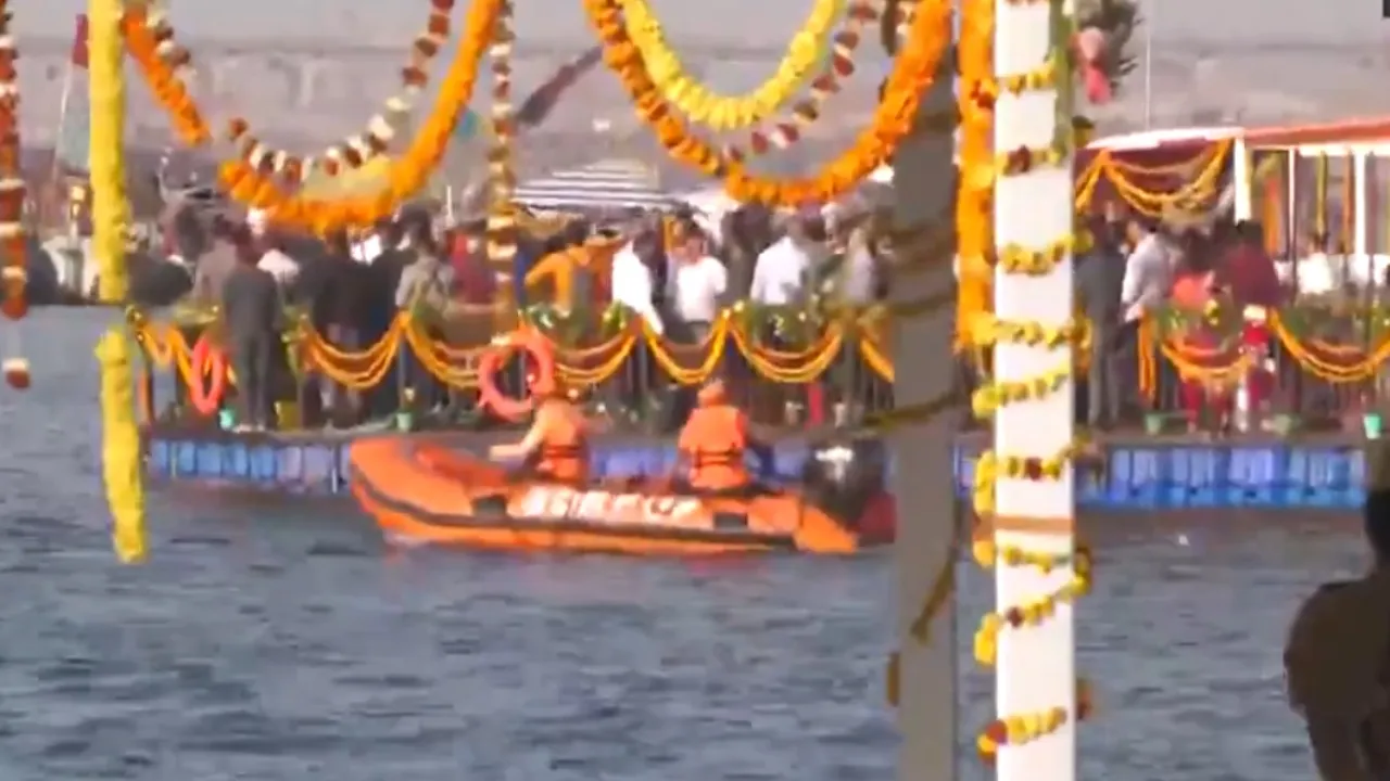 Mahakumbh 2025 Mukesh ambani took holy dip in Sangam with mother kokilaben anant ambani and Radhika Merchant