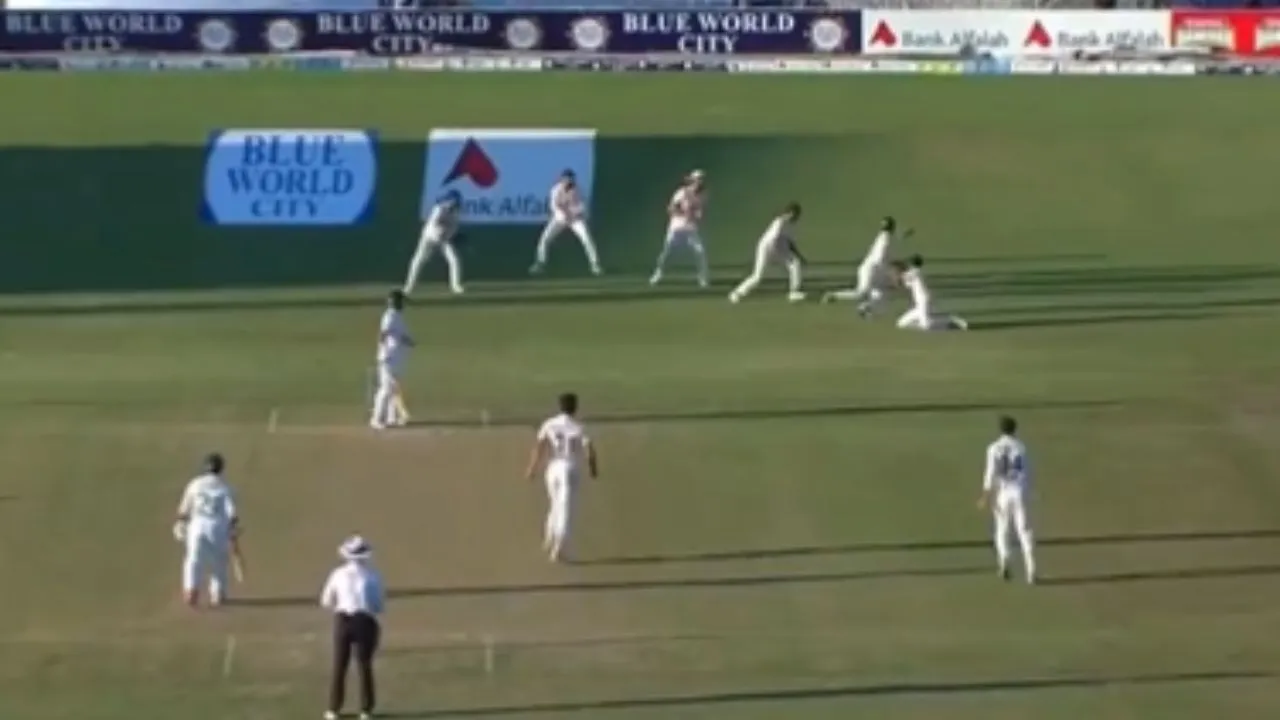 PAK vs BAN:  3 fielders together could not take the catch, Pakistan's poor fielding video goes viral 