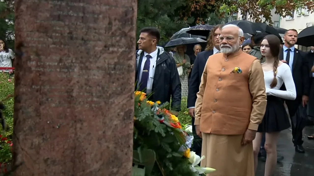 PM Modi at Navanagar Memorial