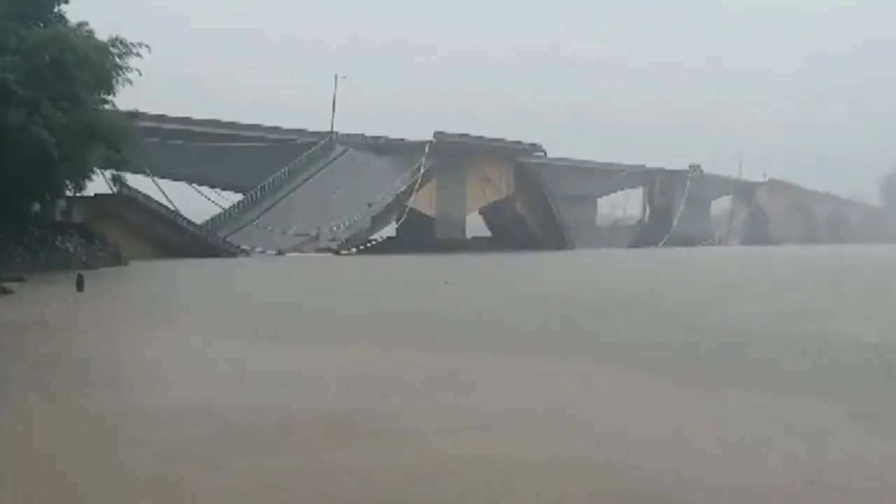 Kali River bridge collapsed