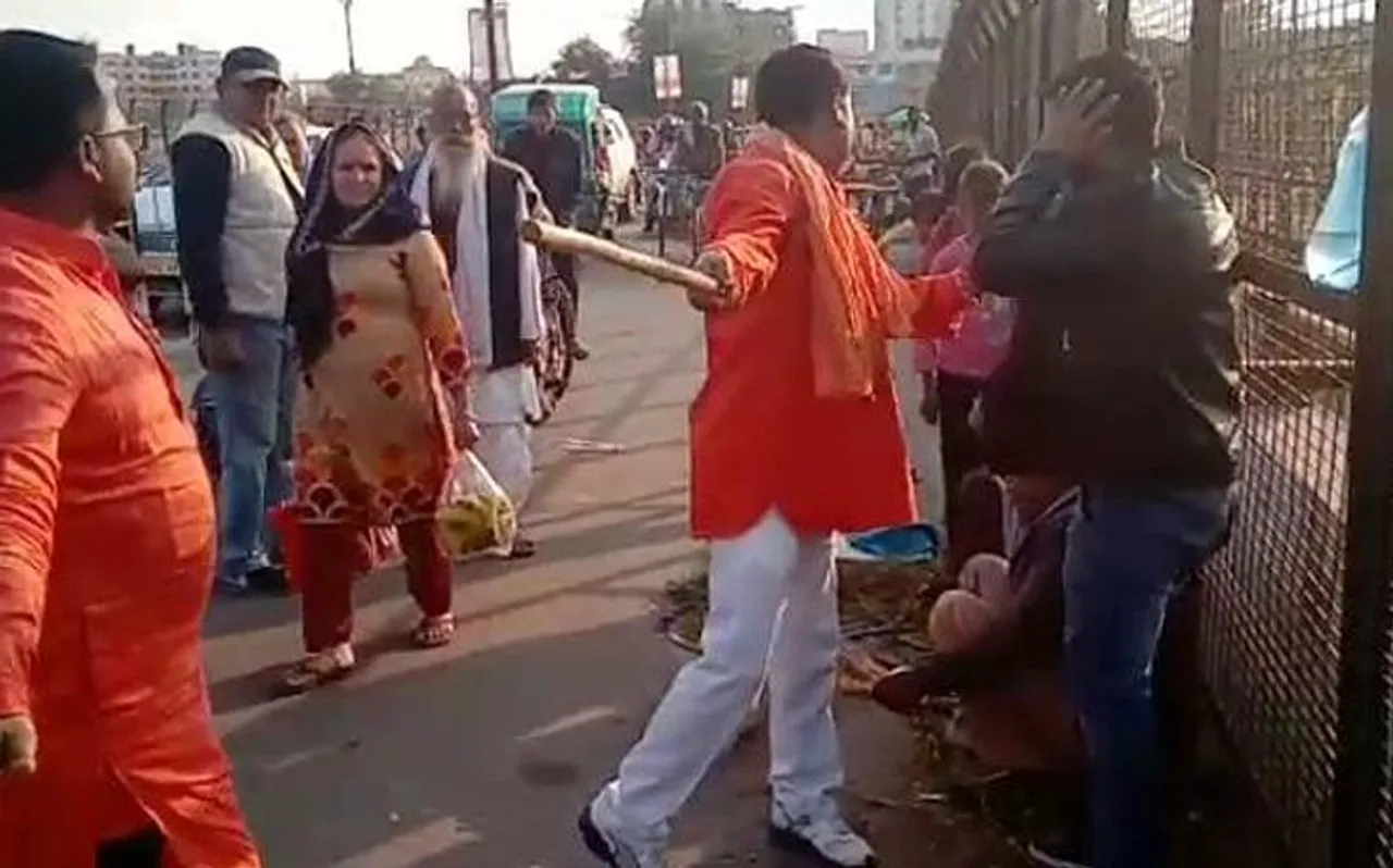 लखनऊ में भगवाधारी ने कश्मीरी युवकों को पीटा, video viral