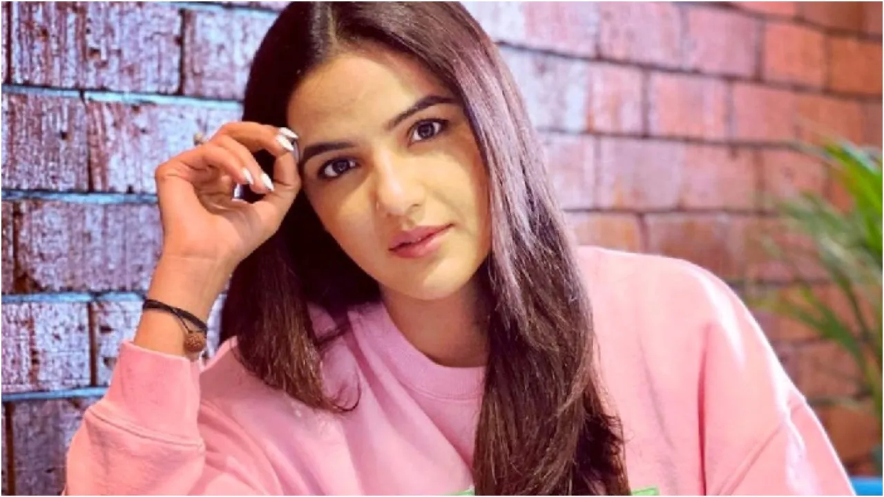 Jasmin Bhasin Hospitalized