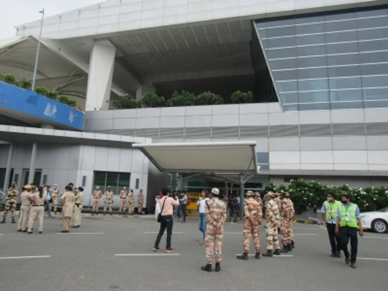 hindi-hoax-bomb-threat-on-delhi-kolkata-flight-at-igi-airport-park-ecurity-care--20240227095705-2024