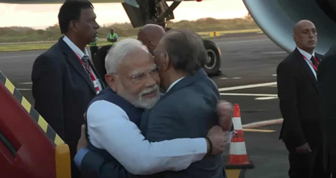 प्रधानमंत्री मोदी मॉरिशस पहुंचे, एयरपोर्ट पर गर्मजोशी से हुआ स्वागत