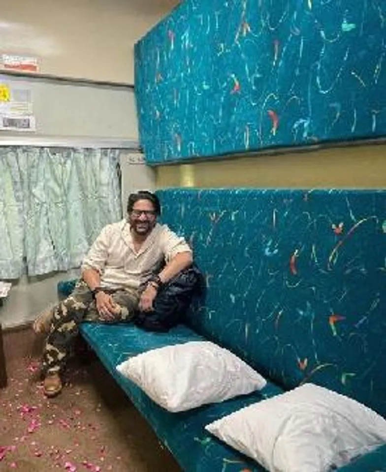 बच्चन पांडे की प्रमोशन के दौरान ट्रेन में यात्रा करते हुए जमकर मस्ती करते नजर आएं अभिनेता अरशद वारसी
