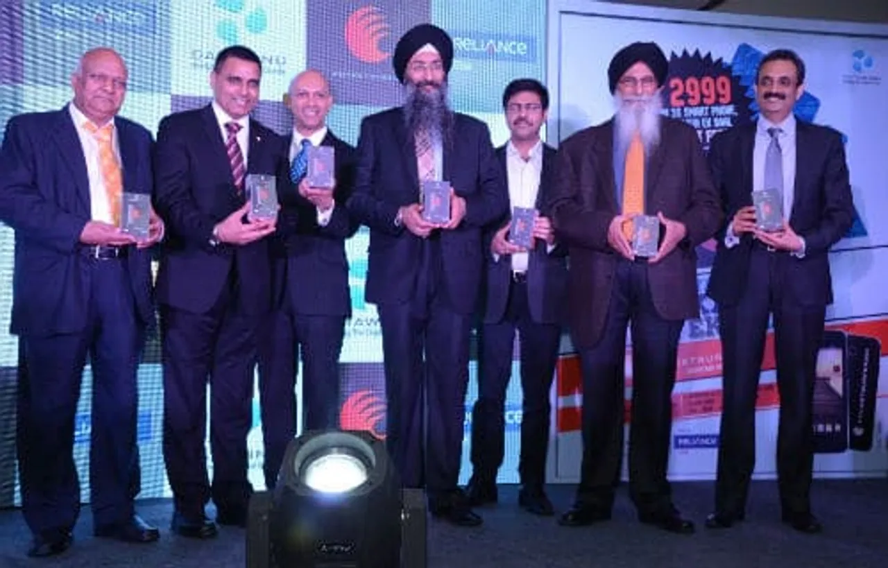 DataWind Flames the Smartphone Market with low-budget PocketSurfer 2G4 and PocketSurfer 3G4