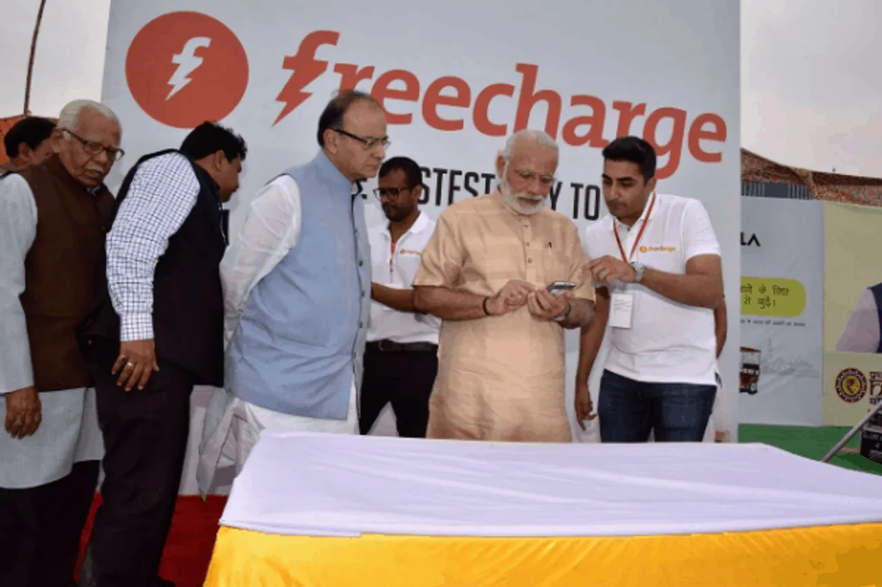Honorouble Prime Minister Shri Narendra Modi with FreeCharge CBO Sudeep Tandon using FreeCharge Chat and Pay to pay for his e rickshaw ride