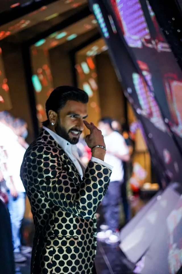 Ranveer gifts contestant a pair of new running shoes on COLORS' 'The Big Picture'! 