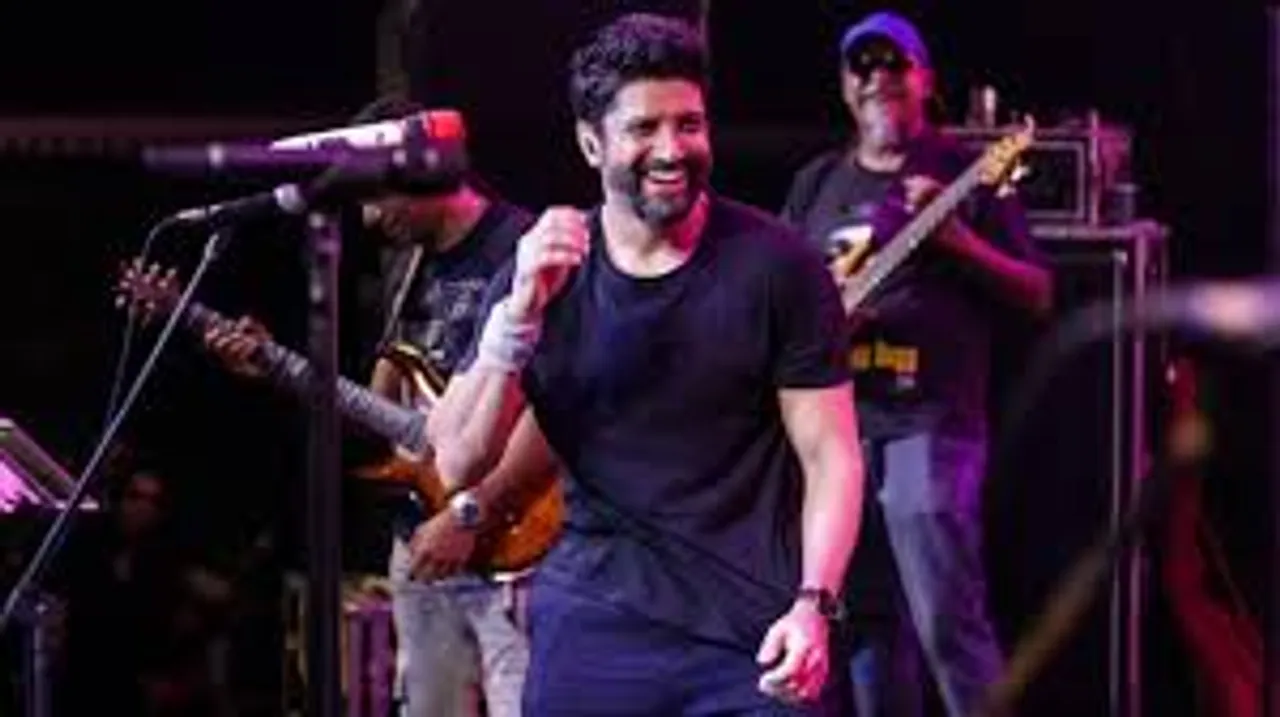 Farhan Akhtar performs in Goa , crowd sing along to Dil Chahta hai Title Song; fan says 'still having goosebumps'!