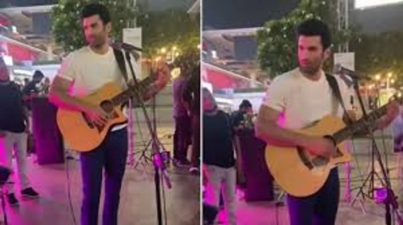 Aditya Roy Kapoor surprises fan as he performs live on the street of Delhi !