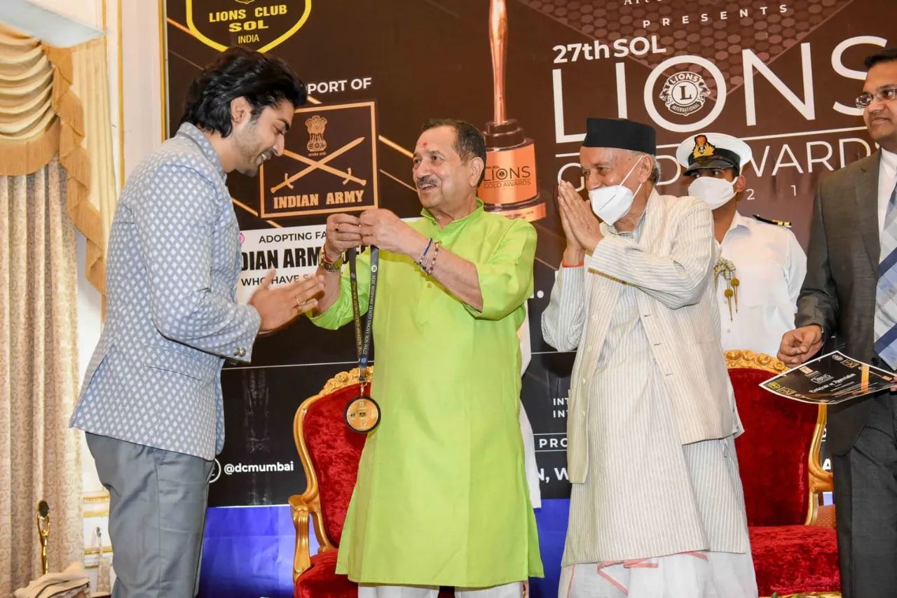 Gurmeet Choudhary receives an award by Governor of Maharashtra Bhagat Singh Koshyari for his "Selfless Act of Philanthropy The young actor dedicated the award to his team of COVID WARRIORS who have worked round the clock for the past 2 years