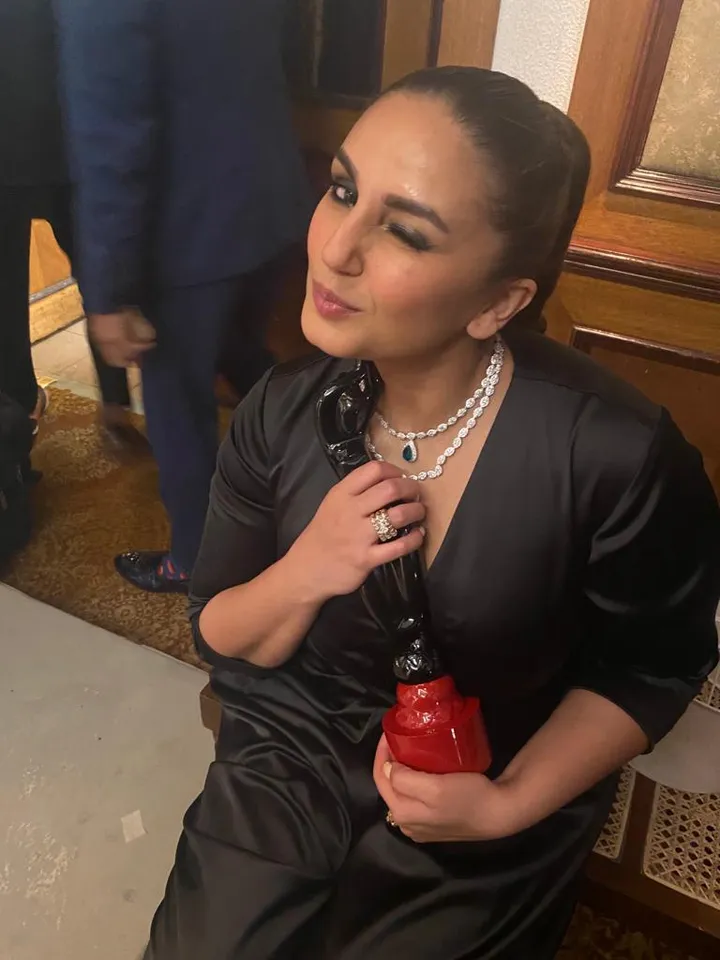 Female the way in the film industry - Taapsee Pannu and Sonakshi Sinha cheering Huma Qureshi on her big win at Filmfare OTT Awards 2021!